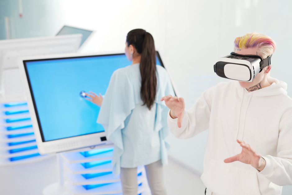 Dvoje mladih koristi VR i touchscreen tehnologiju